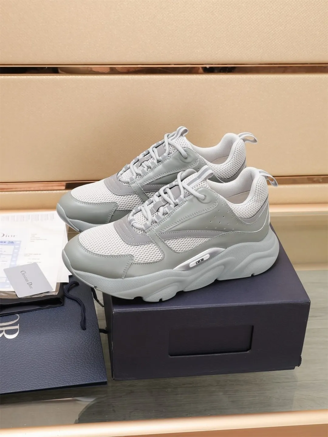 Men's shoes 💰P460💰【Dior】Dior✨ is online at the same time👏 This casual sneaker is a new product in the series and continues Di*r's classic style. The upper is made of original mesh and cow leather, with a two-color textured outsole, and the brand's iconic details on the rear collar and heel to enhance the style. Fashionable and versatile. Wear it with jeans or slacks for a casual look. Size: 38-44 (45 customized)